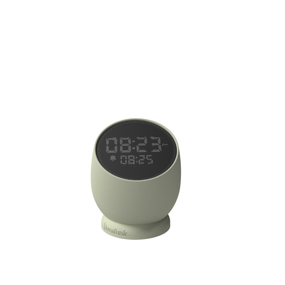 Väckarklocka. Färg: Dusty Olive. Dimbar display. Vattenresistent (IPX4). Roterbar bas. USB-C kabel (inkl). Upp till 30 dagars laddning. 1-2 timmars laddningstid. Material: 100% återvunnen GRS-certifierad ABS-plast/Stål/Silikon.
