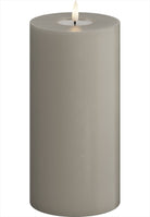 LED Blockljus. Färg: Sand. Material: Paraffin wax / resin. Mått: 10x20 cm (exkl. flamman på 2 cm). Batteri: 3 x AA (Ingår inte). Batteritid: 500+ timmar