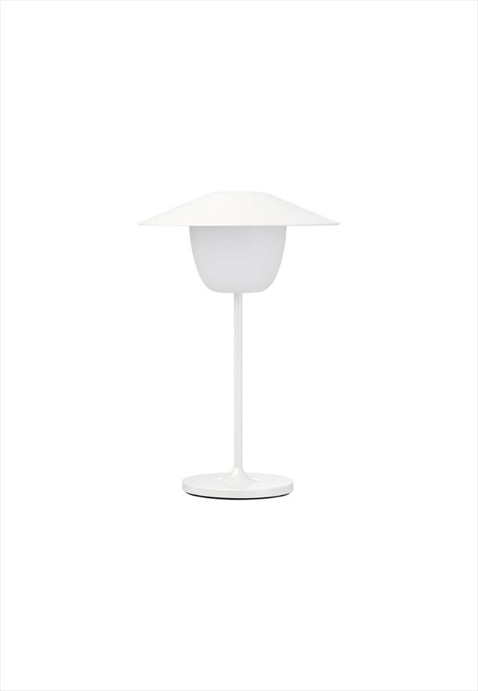 Ani Mini LED-lampa. Bärbar trådlös bordslampa. 3 ljusnivåer. Mått: Ø14,5 / H21,5 cm. Material: Aluminium (pulverlackerad). Färg: Vit