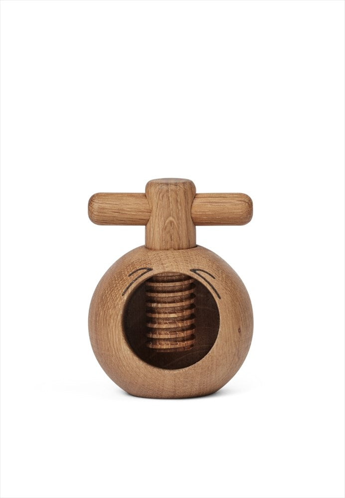 Nötknäckare i trä. Mått: Ø7, H12,9 cm. Material: FSC ek. Designer: mencke&vagnby