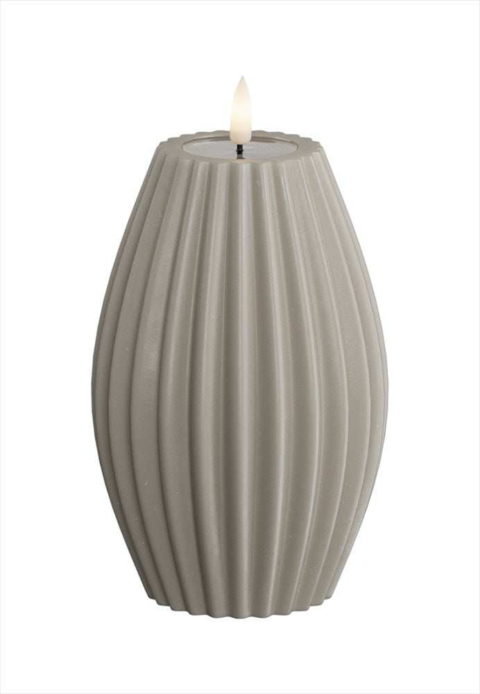 LED Blockljus räfflat. Färg: Sand. Material: Paraffin wax / resin. Mått: 10x15 cm (exkl. flamman på 2 cm). Batteri: 2 x AA (Ingår inte). Batteritid: 300+ timmar