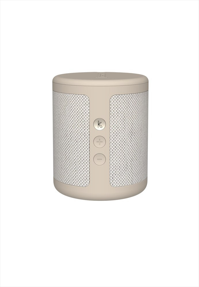 Högtalare/Radio DAB+, Bluetooth 5.3, FM. Färg: Ivory Sand. Mått: Ø8,6 cm / H10,5 cm. Spara upp till 40 radiostationer. Alarm. Vattenresistent (IPX4). Högtalare 4Ω 6W upp till 14 timmars speltid på en laddning. Laddningstid 4 timmar USB och Qi. Inbyggt litiumbatteri 3.7V, 2500mAh. Input 5V/1A. Räckvidd upp till 10 m. Radiofrekvens 2402–2480 MHz. Max radiofrekvenseffekt: <3 dBm. Material: 100% återvunnen plast (GRS), silikon, metall, textil 100% återvunnen polyester. USB-C kabel medföljer.
