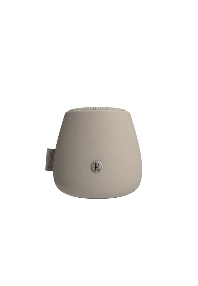 Högtalare Qi. Färg: Ivory Sand. Mått: Ø10 cm / H9 cm. Vattenresistent (IPX3). Bluetooth 5.3. Högtalare 15W upp till 30 timmars speltid på en laddning. Laddningstid 3-4 timmar (USB) / 6-7 timmar (Qi). Inbyggt litiumbatteri 7.4V, 2000mAh. Input 5V/2A. Stereoplay (TWS). Räckvidd upp till 10 m. Röstassistent. Material: Betong, textil återvunnen polyester, silikon, läder, metall. USB-C kabel medföljer.