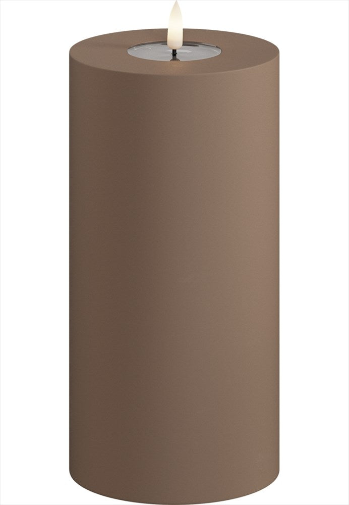 LED Blockljus för utomhus och inomhus. Färg: Mocca (Brun). Material: HIPS. Mått: 10x20 cm (exkl. flamman på 2 cm). Batteri: 2 x C (Ingår inte). Batteritid: 1500+ timmar