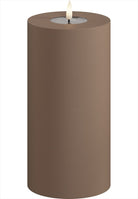 LED Blockljus för utomhus och inomhus. Färg: Mocca (Brun). Material: HIPS. Mått: 10x20 cm (exkl. flamman på 2 cm). Batteri: 2 x C (Ingår inte). Batteritid: 1500+ timmar