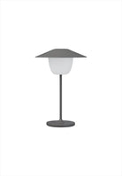Ani Mini LED-lampa. Bärbar trådlös bordslampa. 3 ljusnivåer. Mått: Ø14,5 / H21,5 cm. Material: Aluminium (pulverlackerad). Färg: Warm Gray