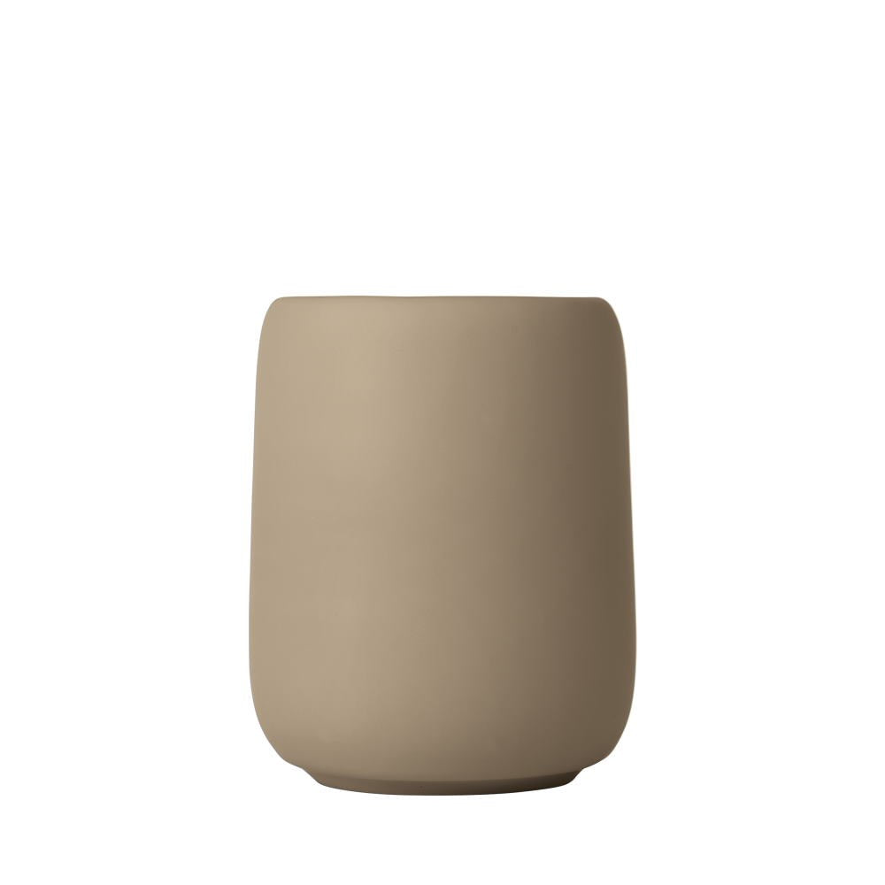 Tandborstmugg. Färg: Tan. Volym: 0,3 L. Mått: H 11 cm / O 8,5 cm. Material: Keramik/ABS/Silikon.