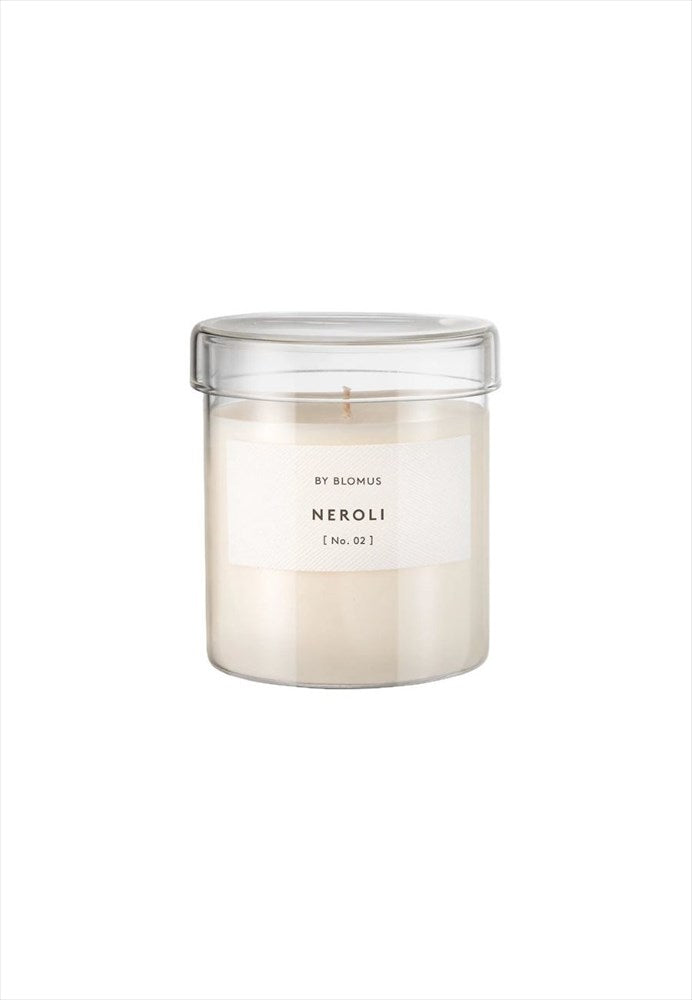 Doftljus Neroli Lily White. Mått: H 9,5 cm / Diameter 9 cm. Brinntid: 45 timmar