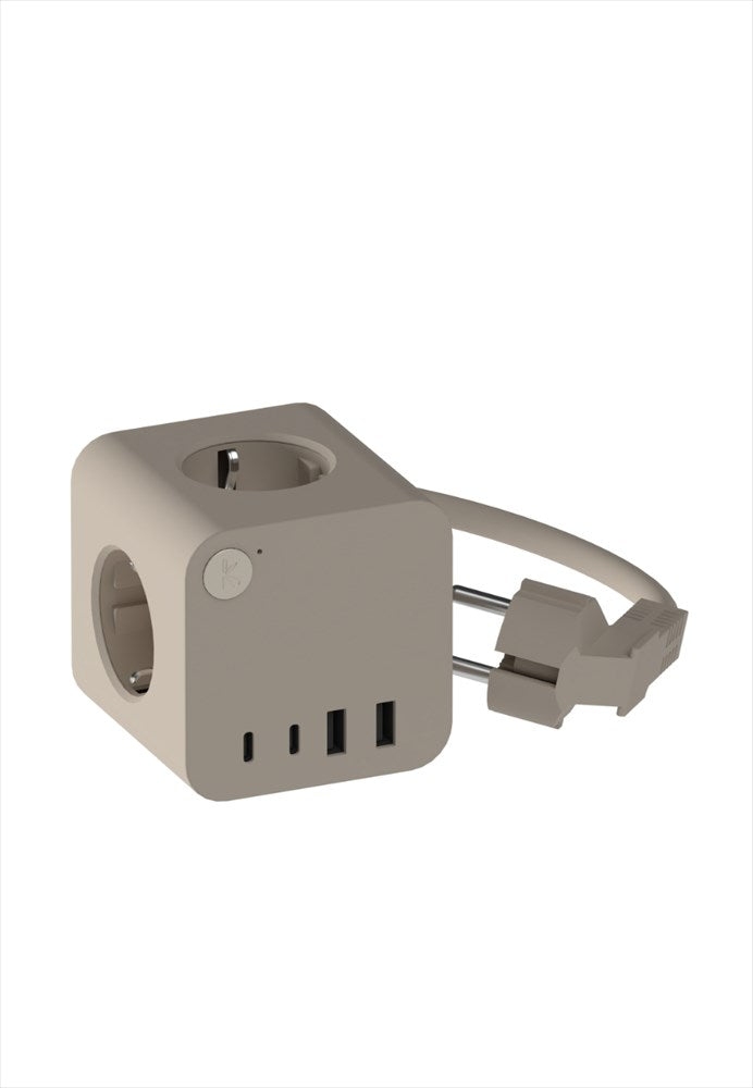 Grenuttag inkl. sladd med 3 x EU-uttag, 2 x USB-A och 2 x USB-C. Mått: L7,60 cm / B7,60 cm / H11,30 cm. Sladdlängd: 1,86 m. Material: 100% återvunnen PC och PVC-plast, metall, silikon. Färg: Ivory Sand