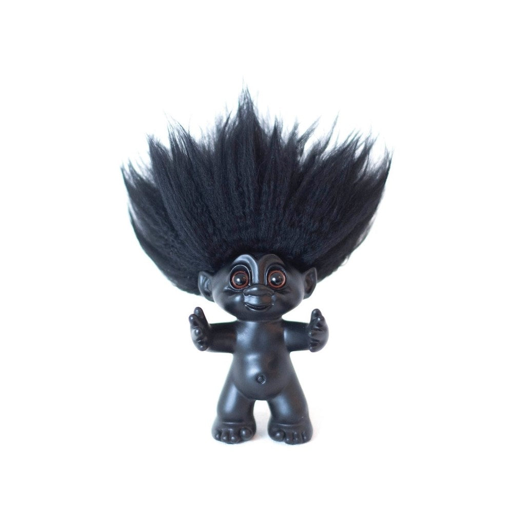 Lyckotroll. Klassisk. Höjd: 9 cm. Material: Polyresin, fårskinn. Färg: Matt Svart
