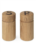 Salt- & pepparkvarn 2 st. Färg: Natur. Mått: L5,8 cm / B5,8 cm / H12,3 cm. Material: FSC ek, keramisk kvarn från Crushugrind® - 10 Axle. Designer: Thor Høy