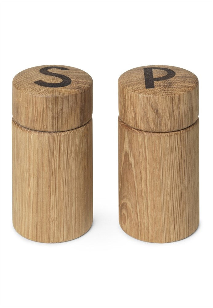 Salt- & pepparkvarn 2 st. Färg: Natur. Mått: L5,8 cm / B5,8 cm / H12,3 cm. Material: FSC ek, keramisk kvarn från Crushugrind® - 10 Axle. Designer: Thor Høy