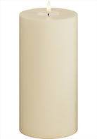 LED Blockljus. Färg: Cream. Material: Paraffin wax / resin. Mått: 10x20 cm (exkl. flamman på 2 cm). Batteri: 3 x AA (Ingår inte). Batteritid: 500+ timmar