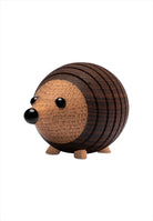 Trädekoration igelkott. Färg: Brun. Mått: L7,3 cm / B4,3 cm / H4,4 cm. Material: FSC termoask, FSC ek, plast. Designer: Chresten Sommer