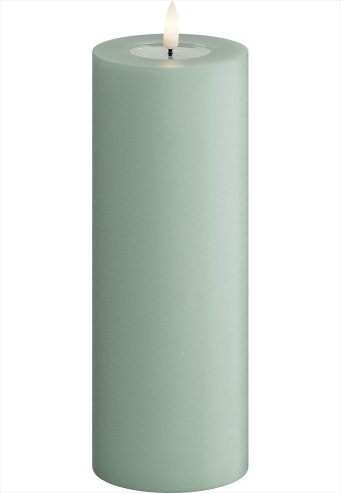 LED Blockljus. Färg: Sage Green (Ljusgrön). Material: Paraffin wax / resin. Mått: 7,5x20 cm (exkl. flamman på 2 cm). Batteri: 2 x AA (Ingår inte). Batteritid: 400+ timmar