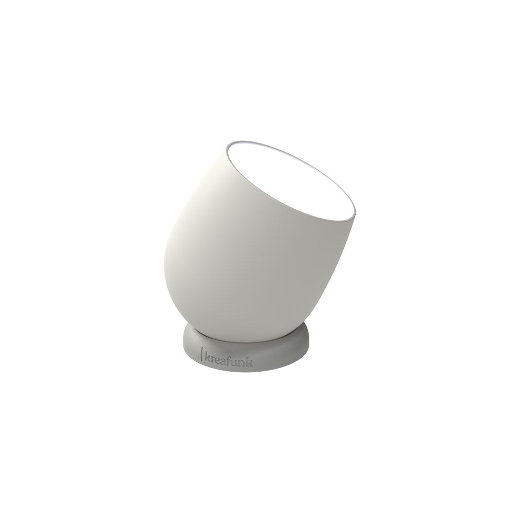 Portabel LED-lampa med dimbart ljus. Vattenresistent IPX4. Mått: Ø8,2 x 9,6 cm. Batteritid: Upp till 30 timmar. Laddar på 1-2 timmar. Riktbart lyse. Material: 100% återvunnen GRS-plast/Järn/Silikon. Färg: Vit