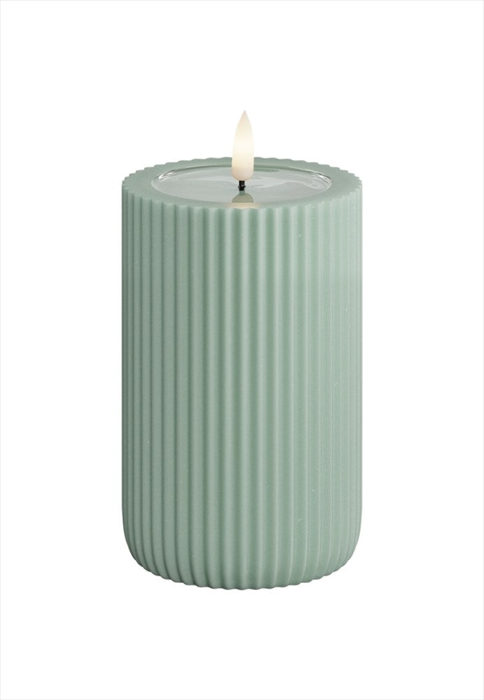 LED Blockljus räfflat. Färg: Sage Green (Ljusgrön). Material: Paraffin wax / resin. Mått: 8x12,5 cm (exkl. flamman på 2 cm). Batteri: 2 x AA (Ingår inte). Batteritid: 400+ timmar