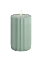 LED Blockljus räfflat. Färg: Sage Green (Ljusgrön). Material: Paraffin wax / resin. Mått: 8x12,5 cm (exkl. flamman på 2 cm). Batteri: 2 x AA (Ingår inte). Batteritid: 400+ timmar