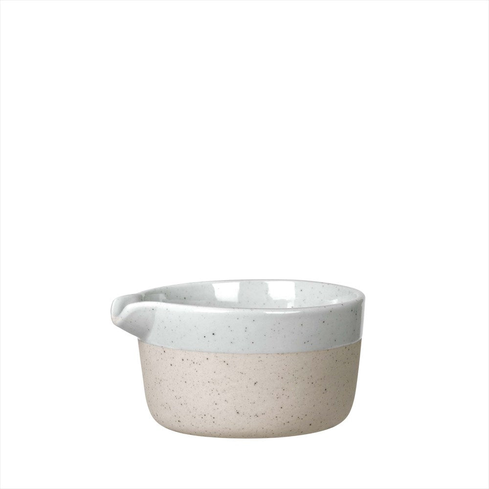 Creamer. V 150 ml. H 5 cm, L 9 cm, O 8,5 cm. Färg: Cloud. Material: Stengods.