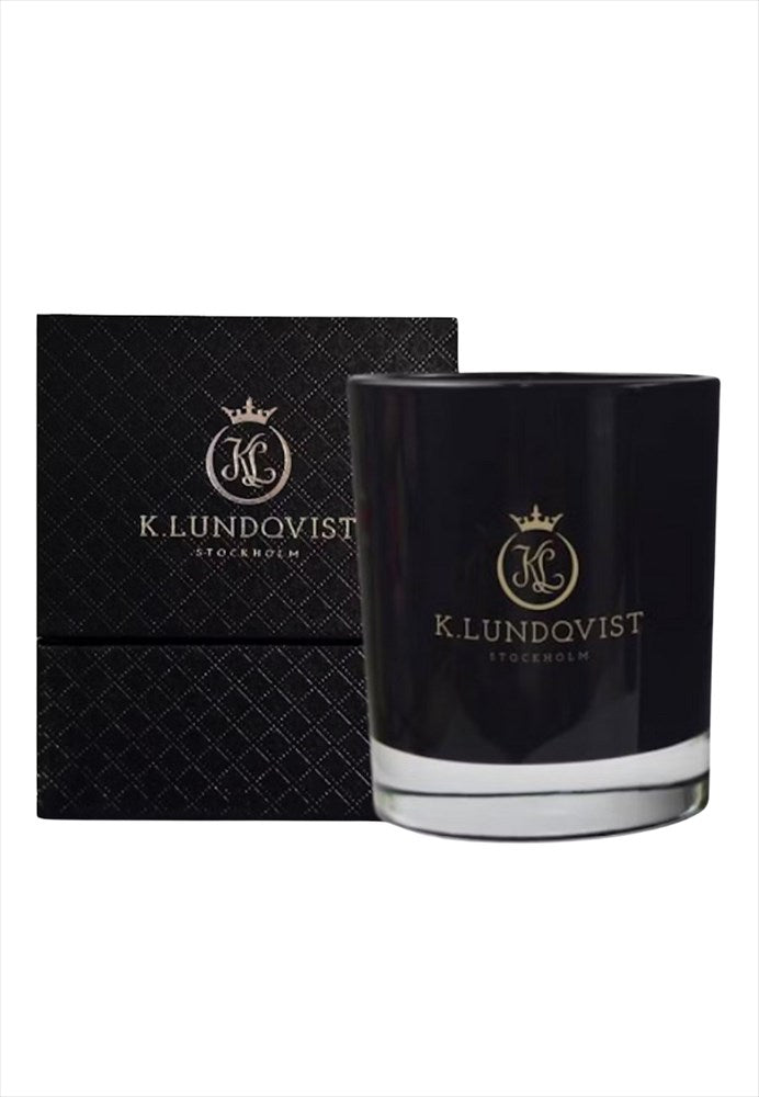 Doftljus med snygg presentförpackning.  Brinntid: Ca 45 timmar. Färg: Svart.Doft: Black Cashmere / Patchouli, Tonkaböna & Mysk
