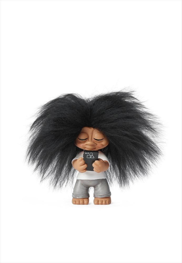 Lyckotroll Tonåring. Vardagstroll. Höjd: 9 cm. Material: Polyresin, fårskinn.