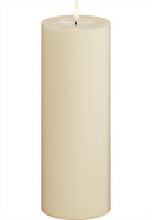 LED Blockljus. Färg: Cream. Material: Paraffin wax / resin. Mått: 7,5x20 cm (exkl. flamman på 2 cm). Batteri: 2 x AA (Ingår inte). Batteritid: 400+ timmar