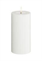 LED Blockljus. Färg: Vit. Material: Paraffin wax / resin. Mått: 7,5x15 cm (exkl. flamman på 2 cm). Batteri: 2 x AA (Ingår inte). Batteritid: 400+ timmar