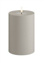 LED Blockljus för utomhus och inomhus. Färg: Sand. Material: HIPS. Mått: 10x15 cm (exkl. flamman på 2 cm). Batteri: 2 x C (Ingår inte). Batteritid: 1500+ timmar