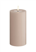 LED Blockljus. Färg: Ljusrosa. Material: Paraffin wax / resin. Mått: 7,5x15 cm (exkl. flamman på 2 cm). Batteri: 2 x AA (Ingår inte). Batteritid: 400+ timmar