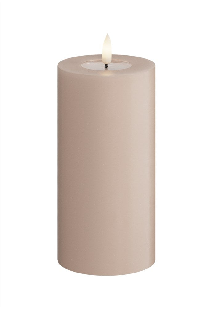 LED Blockljus. Färg: Ljusrosa. Material: Paraffin wax / resin. Mått: 7,5x15 cm (exkl. flamman på 2 cm). Batteri: 2 x AA (Ingår inte). Batteritid: 400+ timmar