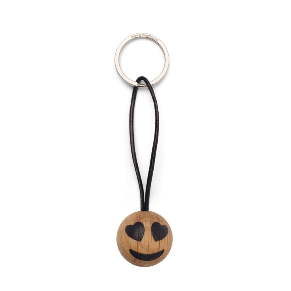Nyckelring av trä. Mått: Ø3 cm. Material: FSC-märkt ek. Emoji Heart Eyes