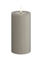 LED Blockljus. Färg: Sand. Material: Paraffin wax / resin. Mått: 7,5x15 cm (exkl. flamman på 2 cm). Batteri: 2 x AA (Ingår inte). Batteritid: 400+ timmar