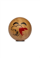 Träfigur. Mått: Ø7 cm. Material: FSC-märk Ek. Emoji Sweethearts