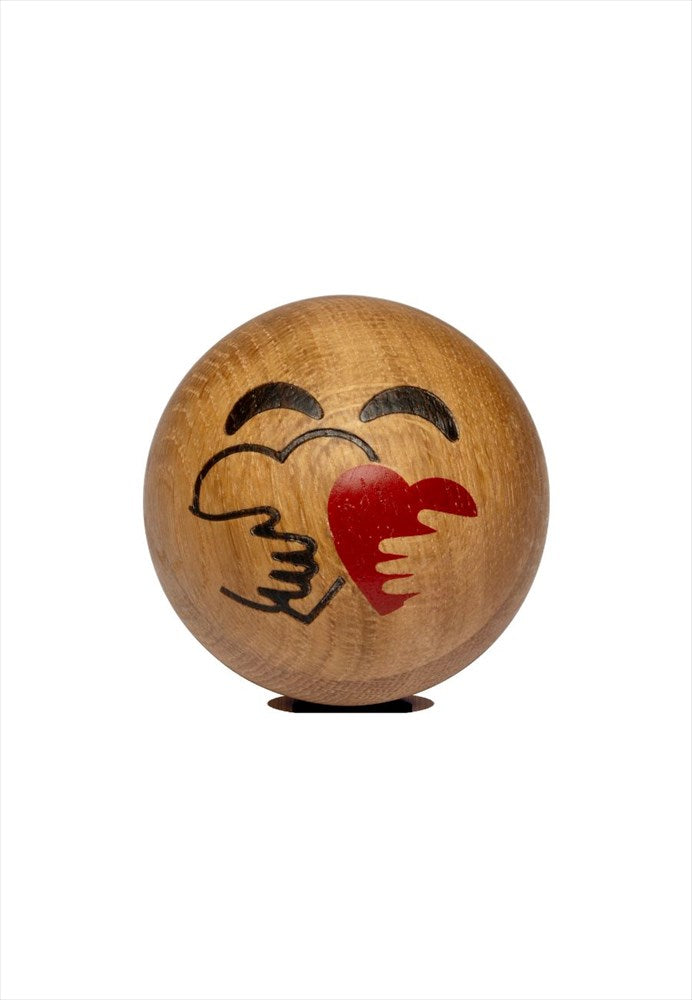Träfigur. Mått: Ø7 cm. Material: FSC-märk Ek. Emoji Sweethearts