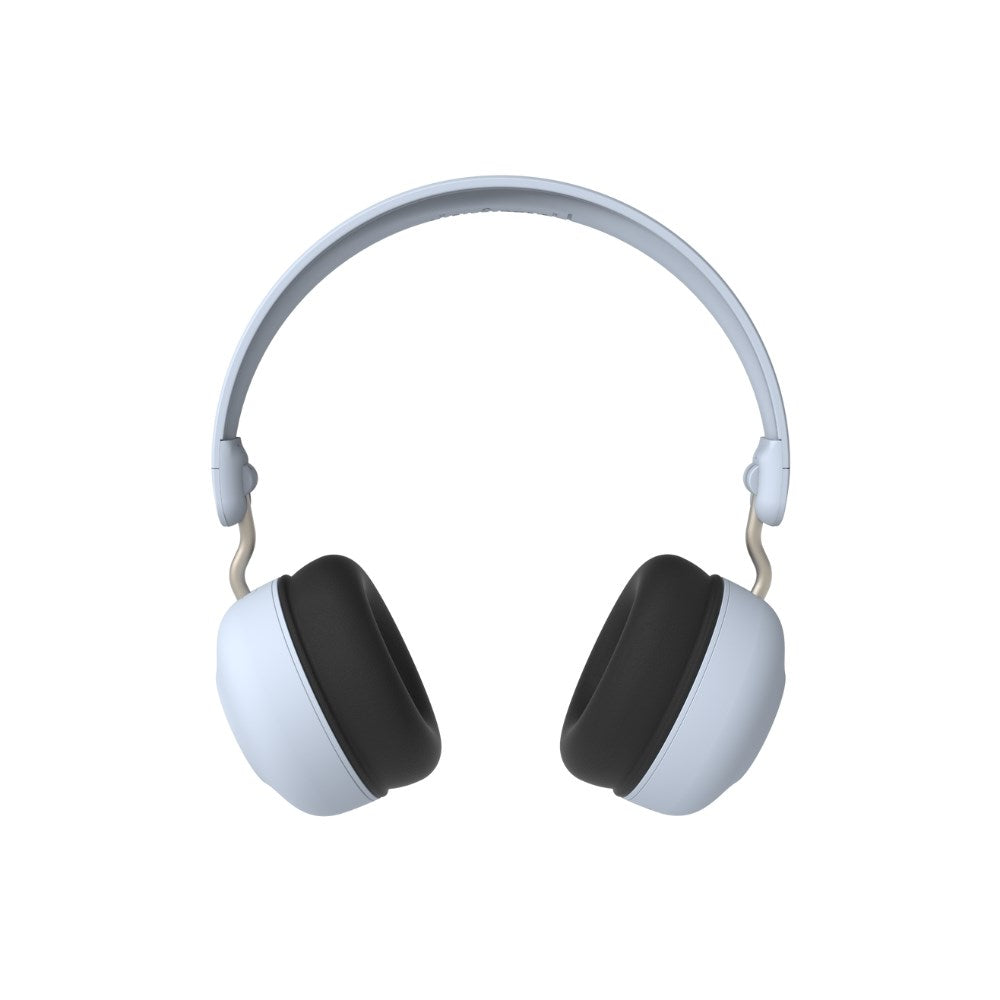 Trådlösa hörlurar. Färg: Blå. Upp till 25 timmars speltid. Laddningstid: 1,5 timmar. USB-typ: USB-C (Inkluderad). Justerbar och ihopfällbar. Utbytbara öronkuddar Ljudingång: AUX + Audio sharing. Max ljudnivå: 85dB. Qi-stöd: Ja. ANC (Active Noise Cancellation): Ja. NFC: Ja. Bluetooth 5.0. Vattenresistent (IPX4). Batteri: Lithium 360mAh. Material: 100% återvunnen ABS Plast/Metall/Silikon/PU-läder