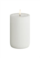 LED Blockljus räfflat. Färg: Vit. Material: Paraffin wax / resin. Mått: 8x12,5 cm (exkl. flamman på 2 cm). Batteri: 2 x AA (Ingår inte). Batteritid: 400+ timmar