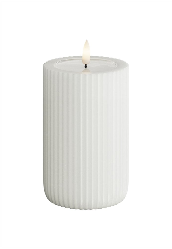 LED Blockljus räfflat. Färg: Vit. Material: Paraffin wax / resin. Mått: 8x12,5 cm (exkl. flamman på 2 cm). Batteri: 2 x AA (Ingår inte). Batteritid: 400+ timmar