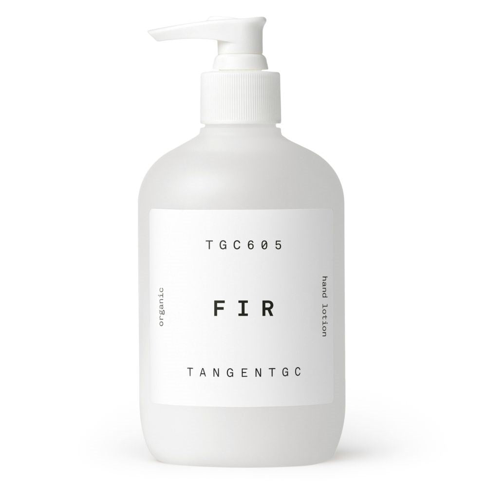 Handlotion 350 ml. Doft: Fir. Ingredienser: Aqua, Glycerylstearat, Aloe Barbadensis-bladjuice, C15-19 Alkan, Cetearylalkohol, Olivoylhydrolyserat veteprotein, kaprylsyra/kaprintriglycerid, glycerin, glyceryloleat, kaliumhydroxid, mjölksyra, xantangummi, becintagummi, Sitosterol, Skvalen, Parfym, Natriumbensoat, Kaliumsorbat, Limonen, Hexyl Cinnamal, Linalool, Alfa-isometyljonon, Citral
