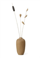 Trävas inkl. 3 blommor. Färg: Natur. Mått blommor: H min 27, max 35 cm / L 3 cm / B 1 cm. Mått vas: H12 cm / L 6,6 cm / B 6,6 cm. Material: FSC ek, FSC lönn, FSC termoask, mässing. Designer: mencke&vagnby