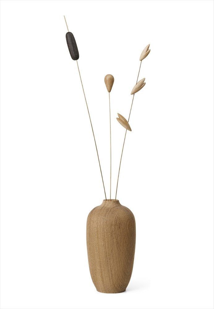 Trävas inkl. 3 blommor. Färg: Natur. Mått blommor: H min 27, max 35 cm / L 3 cm / B 1 cm. Mått vas: H12 cm / L 6,6 cm / B 6,6 cm. Material: FSC ek, FSC lönn, FSC termoask, mässing. Designer: mencke&vagnby