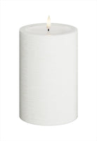 LED Blockljus. Färg: Vit. Material: Paraffin wax / resin. Mått: 10x15 cm (exkl. flamman på 2 cm). Batteri: 2 x C (Ingår inte). Batteritid: 1500+ timmar