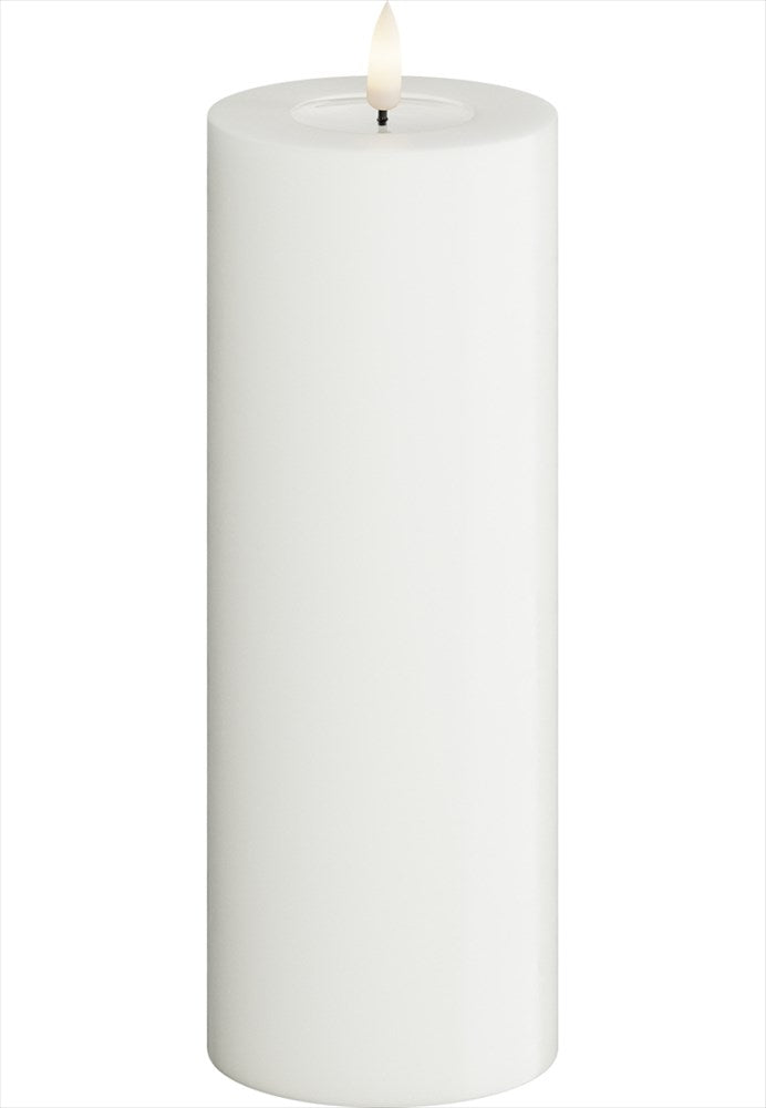 LED Blockljus. Färg: Vit. Material: Paraffin wax / resin. Mått: 7,5x20 cm (exkl. flamman på 2 cm). Batteri: 2 x AA (Ingår inte). Batteritid: 400+ timmar