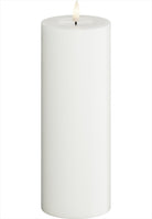 LED Blockljus. Färg: Vit. Material: Paraffin wax / resin. Mått: 7,5x20 cm (exkl. flamman på 2 cm). Batteri: 2 x AA (Ingår inte). Batteritid: 400+ timmar