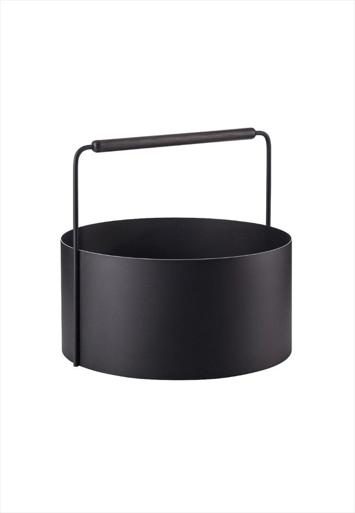 Ashi Vedkorg Large Svart. Mått: H 42 cm, Ø 45 cm. Material: Pulverlackerat stål/Ek. Skötselråd: För stålprodukter rekommenderas regelbunden rengöring med en trasa fuktad med ljummet vatten