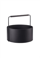 Ashi Vedkorg Large Svart. Mått: H 42 cm, Ø 45 cm. Material: Pulverlackerat stål/Ek. Skötselråd: För stålprodukter rekommenderas regelbunden rengöring med en trasa fuktad med ljummet vatten
