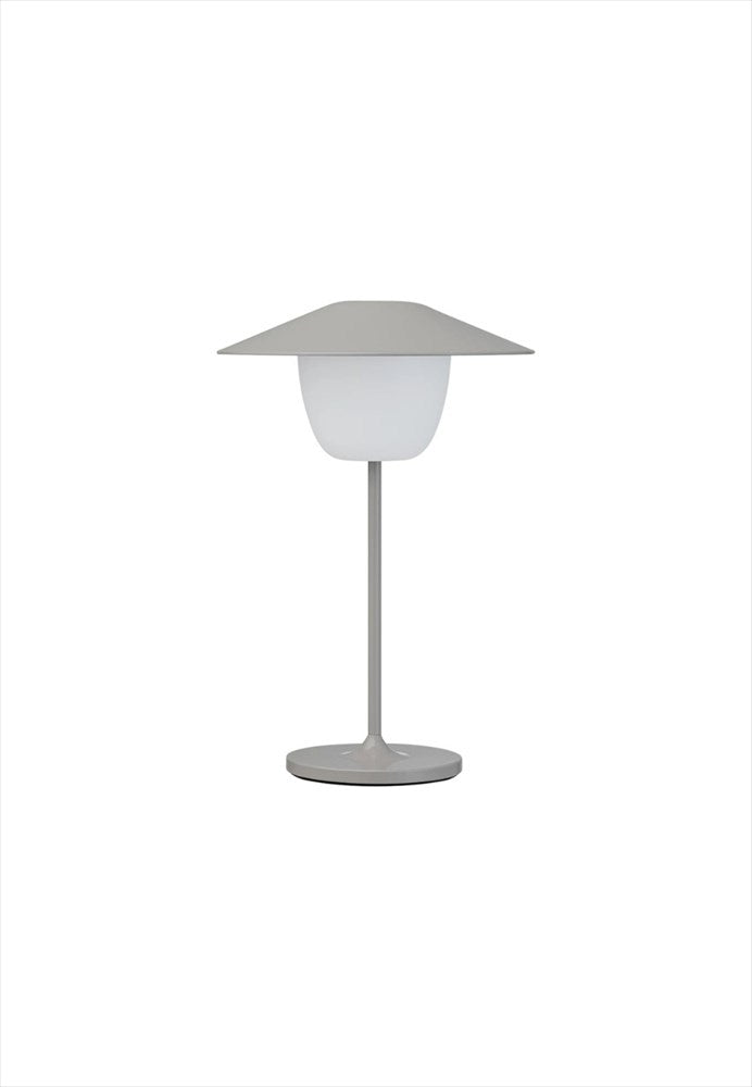 Ani Mini LED-lampa. Bärbar trådlös bordslampa. 3 ljusnivåer. Mått: Ø14,5 / H21,5 cm. Material: Aluminium (pulverlackerad). Färg: Satellite