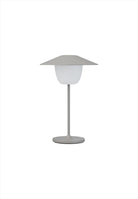 Ani Mini LED-lampa. Bärbar trådlös bordslampa. 3 ljusnivåer. Mått: Ø14,5 / H21,5 cm. Material: Aluminium (pulverlackerad). Färg: Satellite
