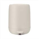 Pedalhink/Sophink ur serien SONO från Blomus. Plast/Silikon. Färg: Moonbeam. Mått: H 30 cm, D 28 cm, O 23cm. V 5 L.