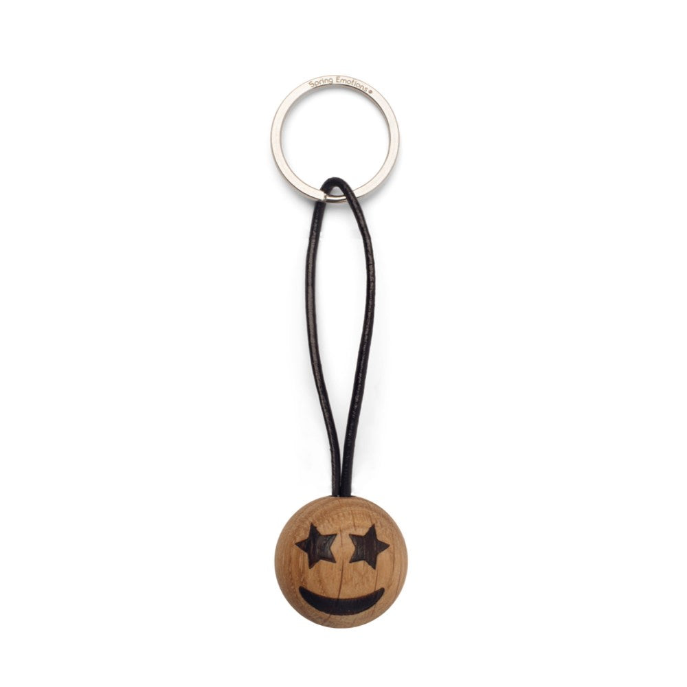 Nyckelring av trä. Mått: Ø3 cm. Material: FSC-märkt ek. Emoji Star Eyes