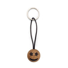 Nyckelring av trä. Mått: Ø3 cm. Material: FSC-märkt ek. Emoji Star Eyes